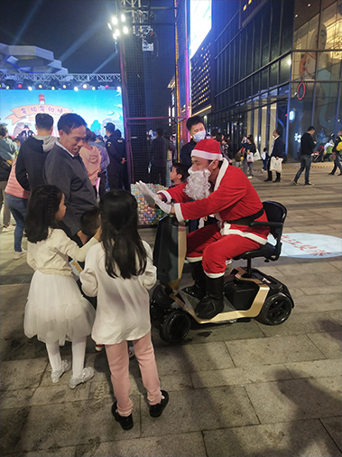 圣誕老人駕駛元亨電動(dòng)代步車(chē)派送禮物啦！