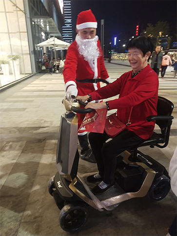 圣誕老人駕駛元亨電動(dòng)代步車(chē)派發(fā)禮物了！