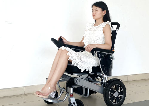 坐電動輪椅上下班？炒作還是真香？