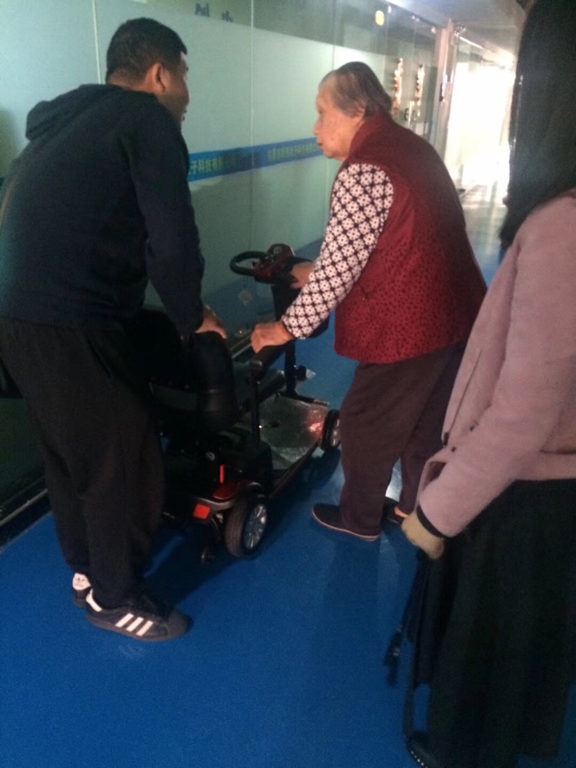 老年人電動代步車