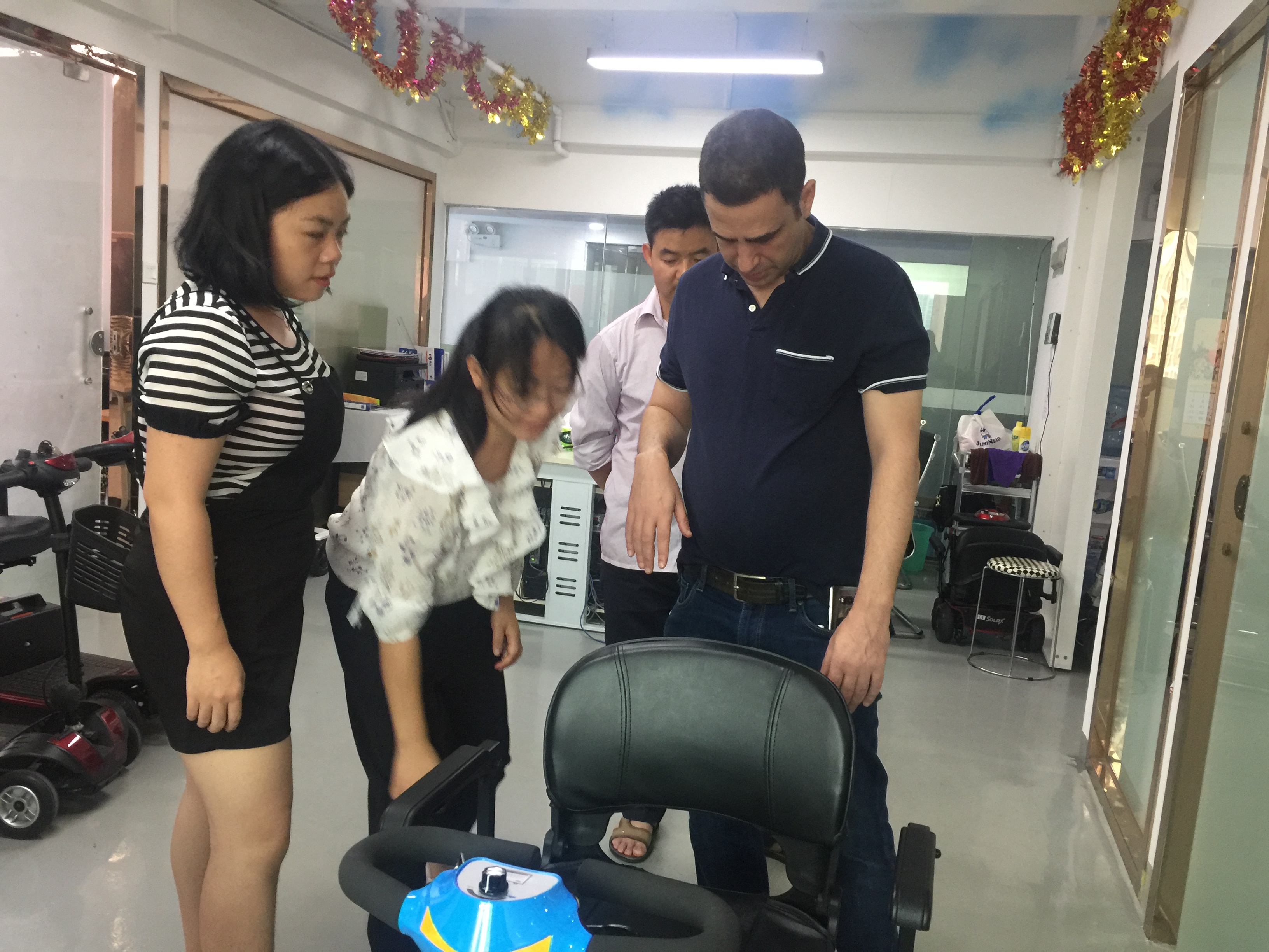 子女為家人挑選電動(dòng)車(chē)