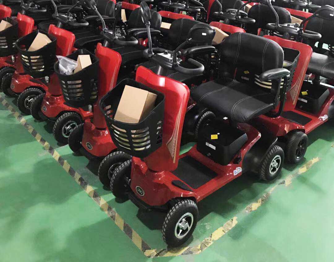 老年四輪代步車