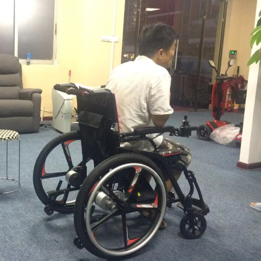 折疊電動輪椅