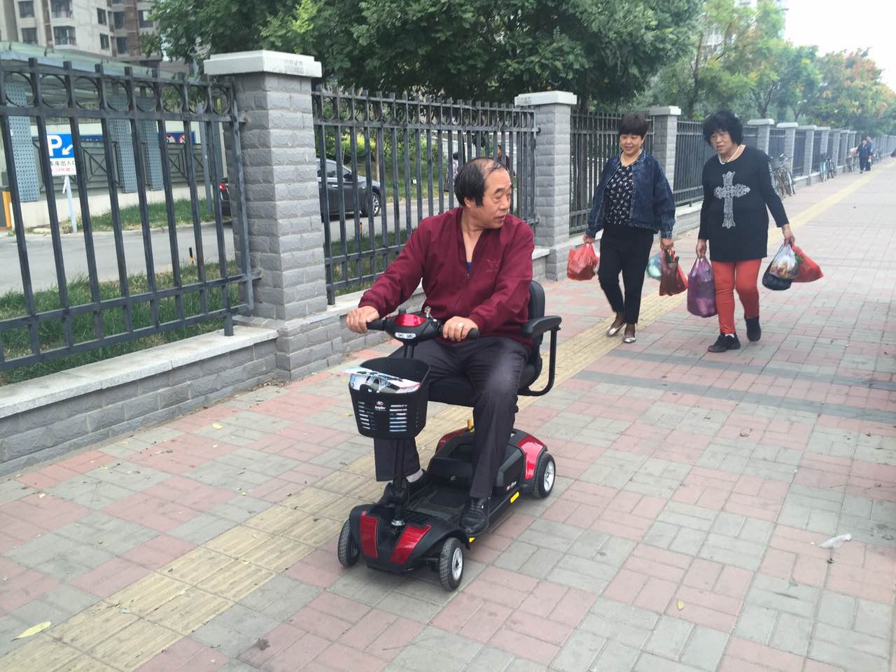 老年人電動四輪代步車 老年人電動四輪代步車