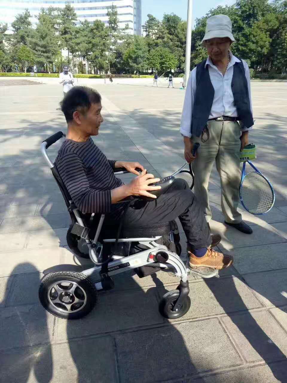 電動(dòng)輪椅 電動(dòng)輪椅