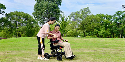 輕便折疊款輪椅.jpg 輕便折疊款輪椅.jpg